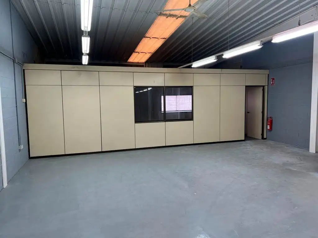 Vista exterior de Nave industrial en venta en Santiago de Compostela 