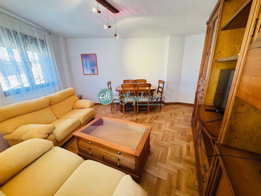 Sala de estar de Piso en venta en Segovia Capital con Calefacción, Parquet y Internet