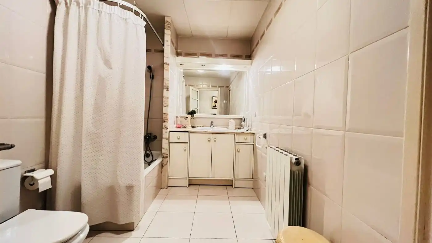 Badezimmer von Haus oder Chalet zum Verkauf in Sant Cugat Sesgarrigues mit Heizung und Balkon