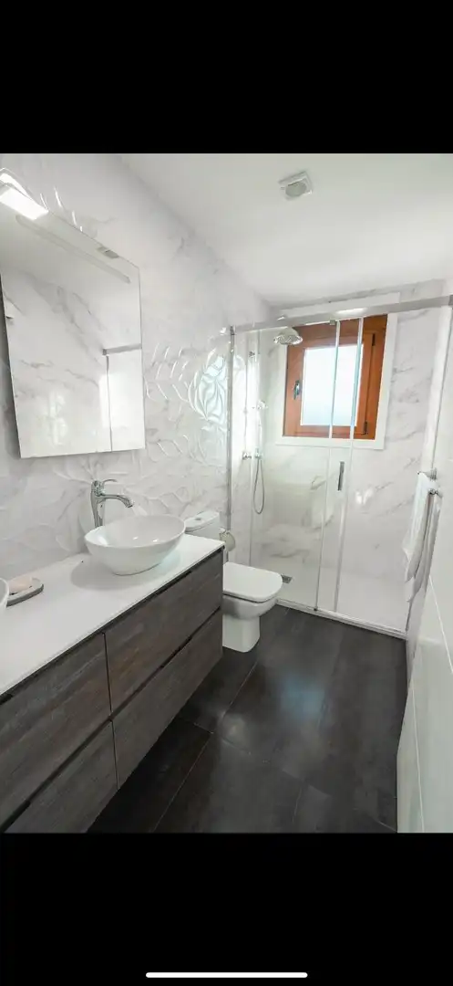 Bany de Casa o xalet en venda en A Merca   amb Jardí privat, Terrassa i Moblat