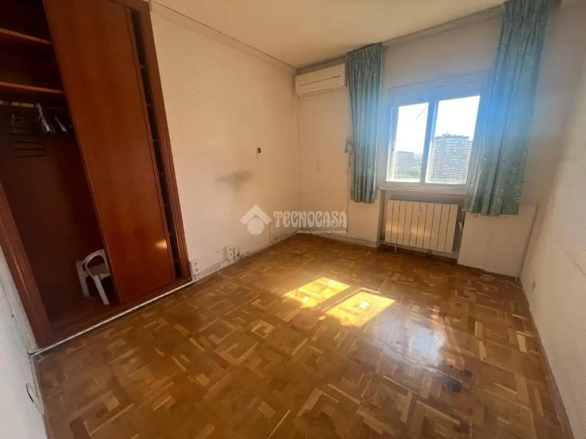 Bedroom of Flat for sale in Madrid  with Air Conditioner, Parquet flooring and Storage room