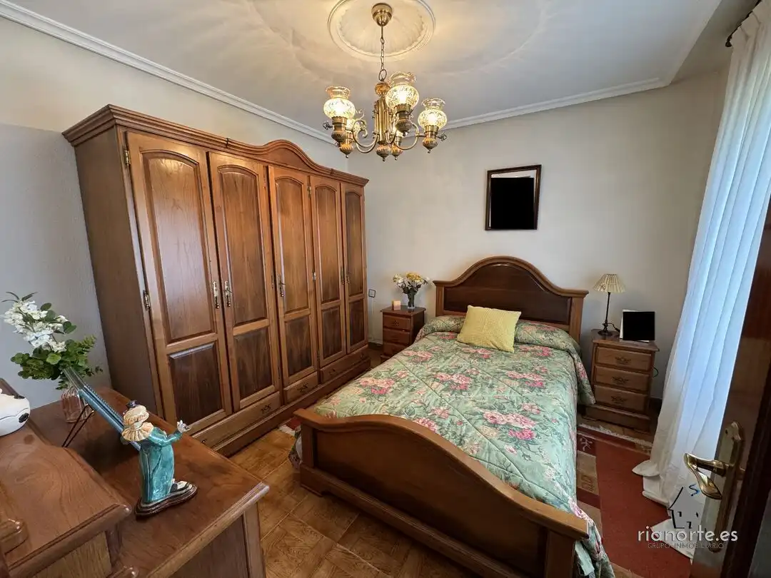 Habitación de Casa o chalet en venta en Oviedo  con Calefacción y Jardín privado