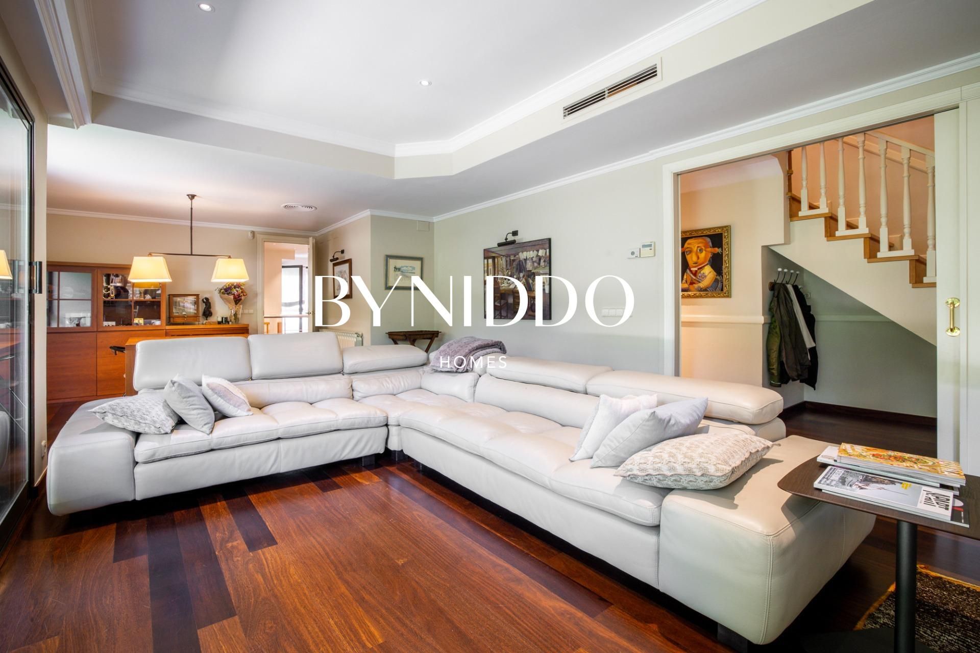 Sala d'estar de Planta baixa en venda en Sant Cugat del Vallès amb Aire condicionat, Calefacció i Jardí privat