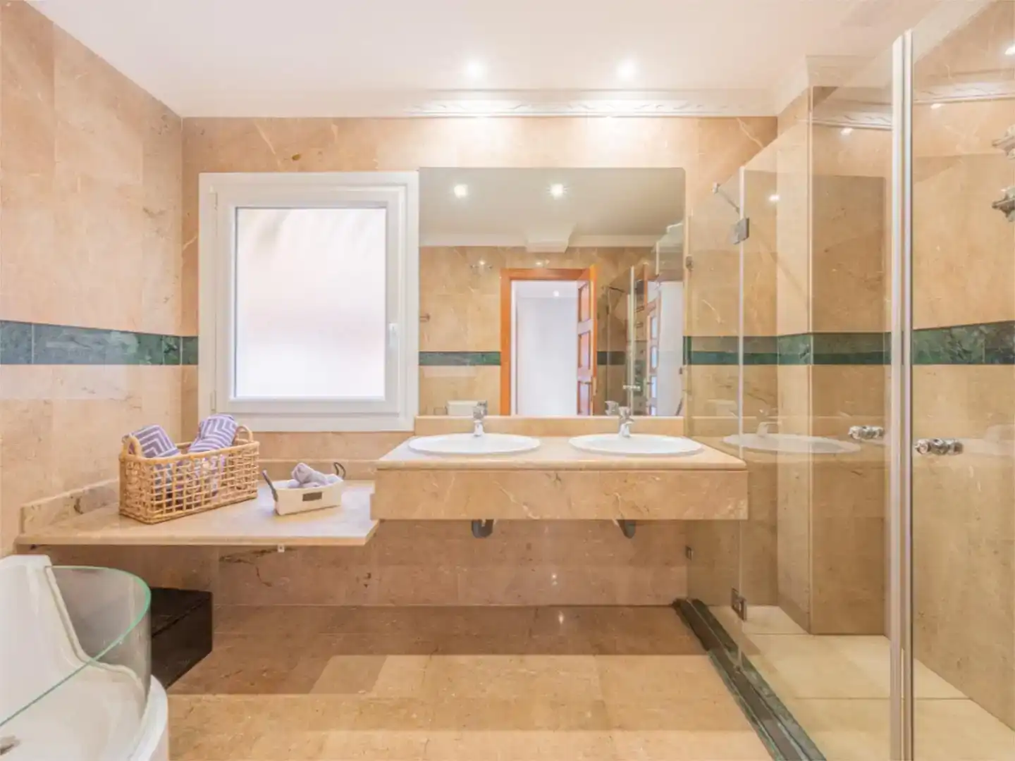 Bany de Apartament de lloguer en Marbella amb Aire condicionat, Piscina i Balcó
