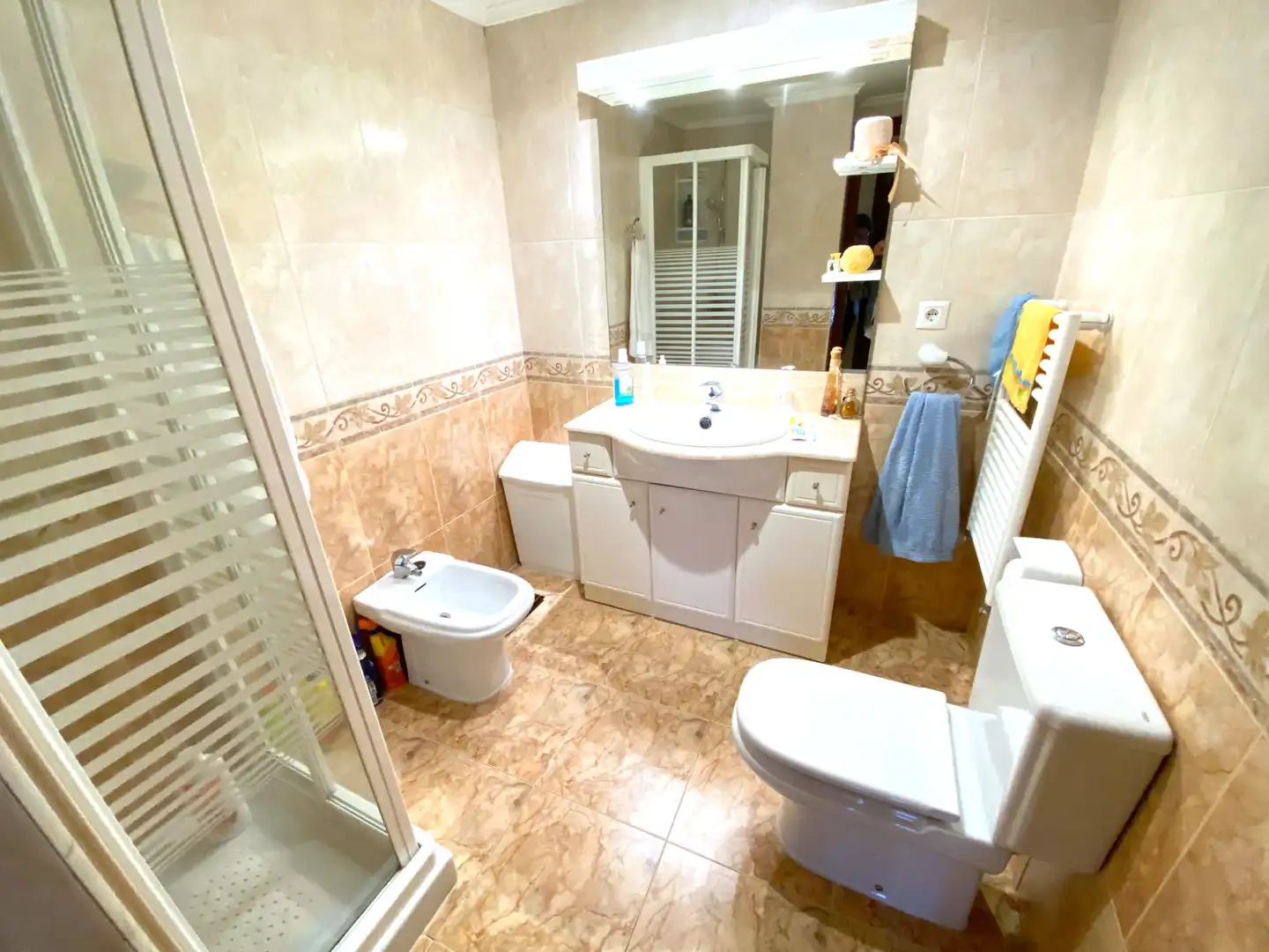 Baño de Piso en venta en Castro-Urdiales con Horno, Lavadora y Microondas