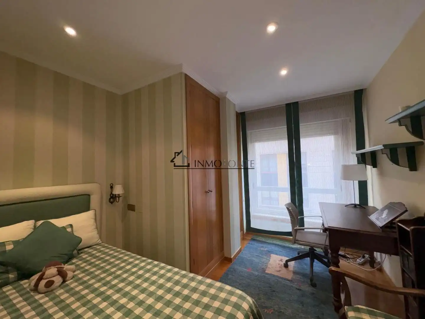 Schlafzimmer von Wohnung zur Miete in Pontevedra Capital  mit Heizung und Möbliert
