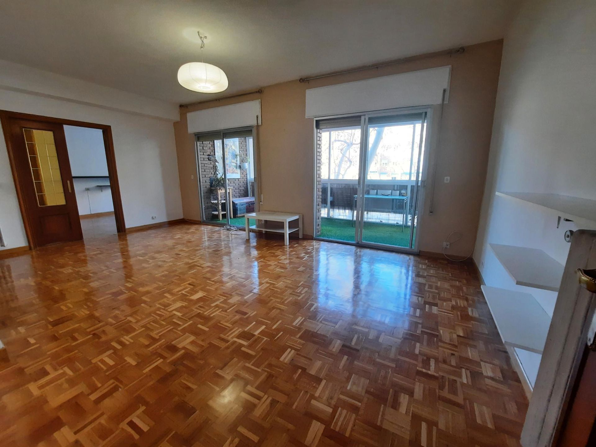 Sala d'estar de Pis en venda en  Madrid Capital amb Calefacció, Parquet i Terrassa