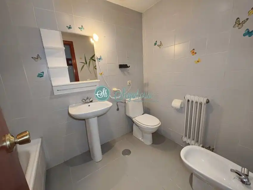 Baño de Piso en venta en Segovia con Calefacción y Terraza