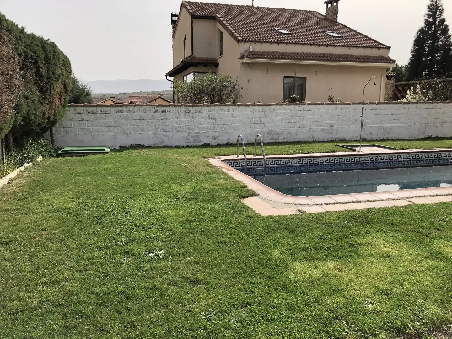 Piscina de Casa o xalet en venda en La Lastrilla  amb Calefacció, Jardí privat i Traster