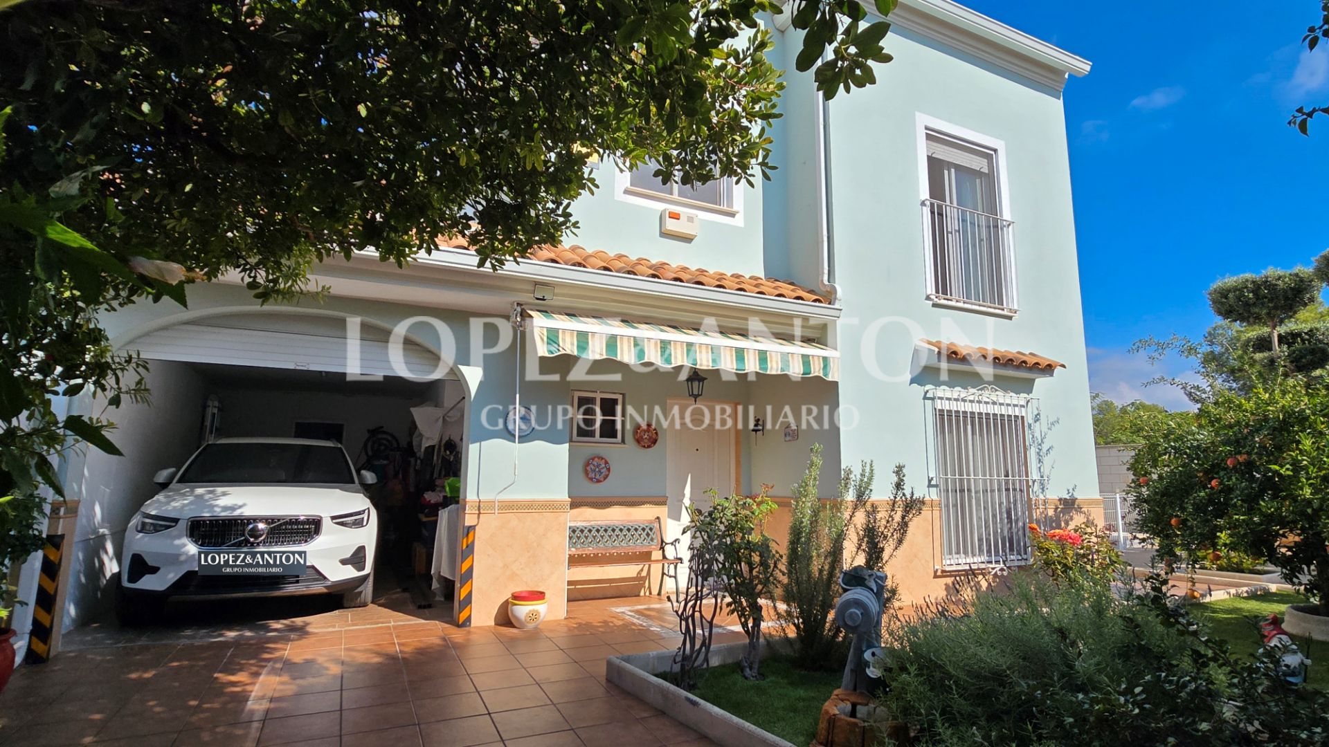 Vista exterior de Casa o xalet en venda en La Pobla de Vallbona amb Aire condicionat, Calefacció i Jardí privat