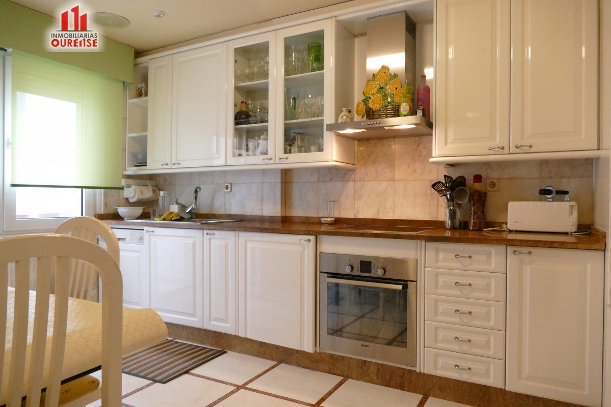 Cocina de Piso de alquiler en Ourense Capital  con Calefacción, Parquet y Balcón