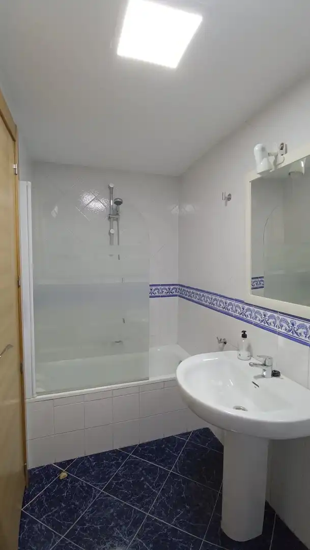 Baño de Piso para compartir en Granada con Aire acondicionado, Terraza y Amueblado