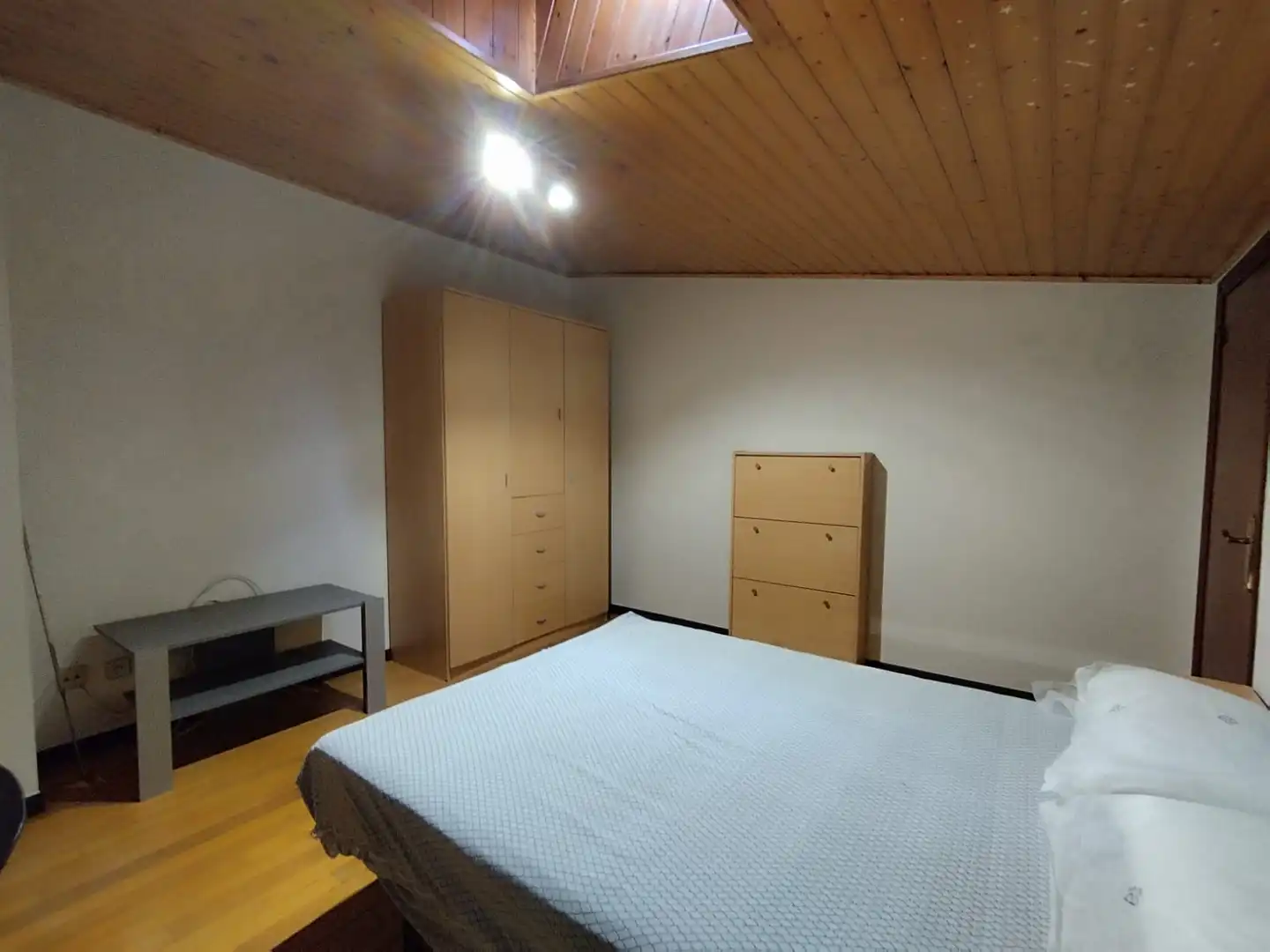 Schlafzimmer von Wohnung zur Miete in A Coruña Capital  mit Parkett, Möbliert und Ofen