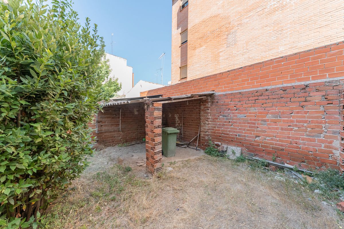 Aparcament de Casa adosada en venda en Móstoles amb Jardí privat