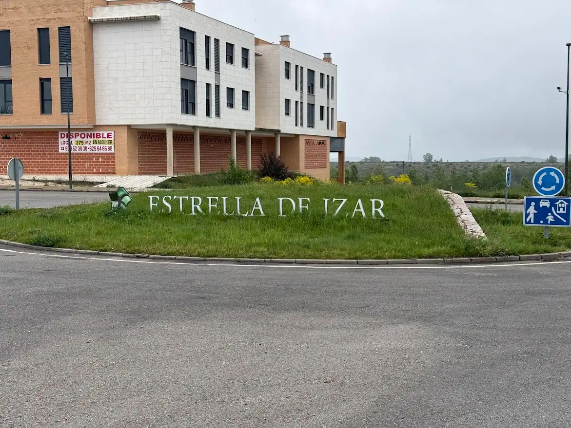 Vista exterior de Casa adosada en venda en Garrafe de Torío amb Calefacció, Jardí privat i Parquet