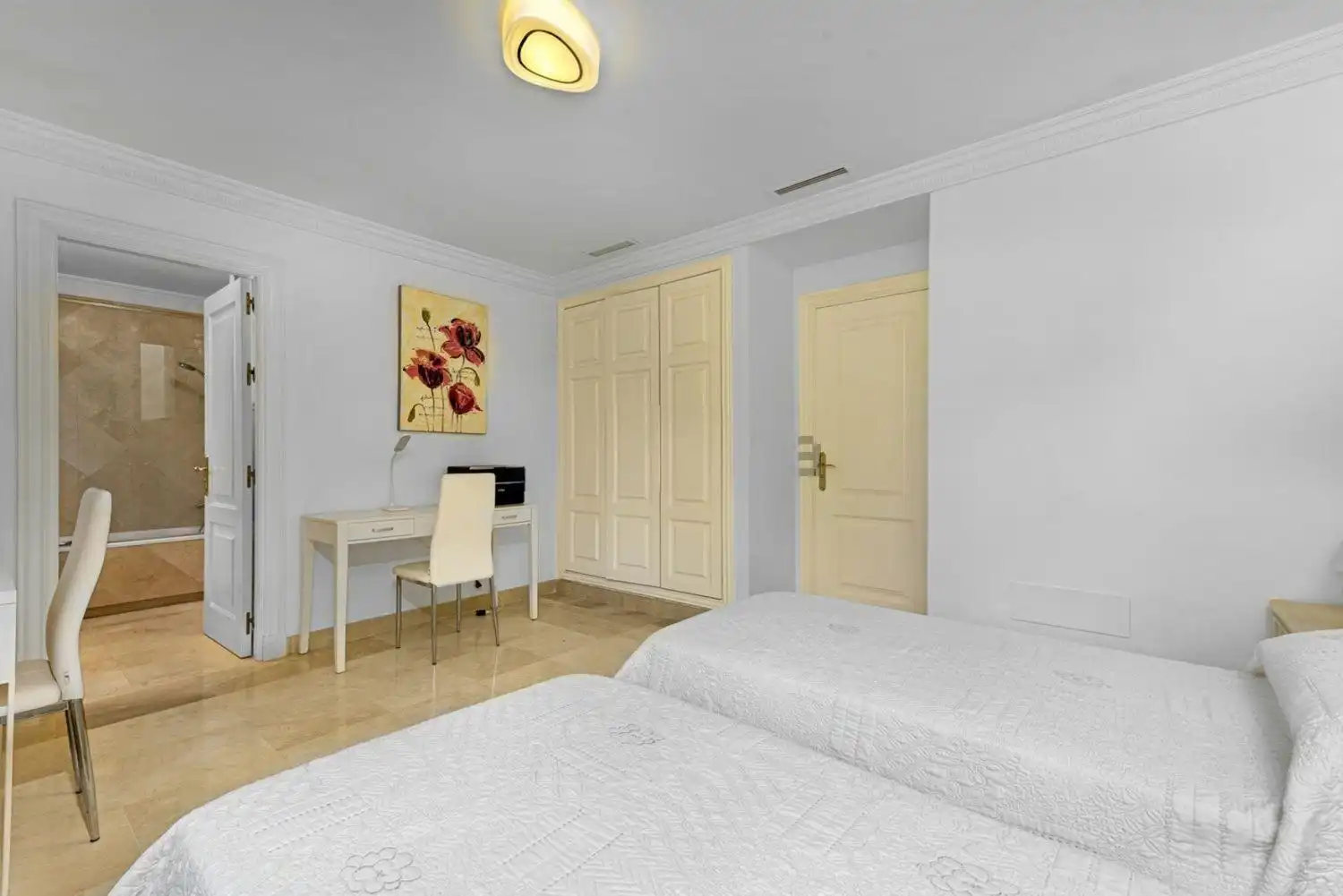 Schlafzimmer von Wohnungen zum Verkauf in Casares mit Klimaanlage, Heizung und Privatgarten