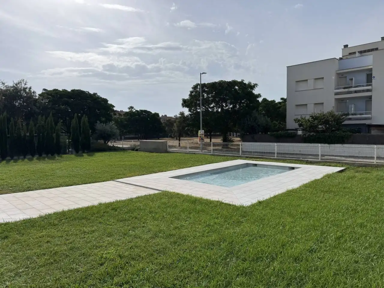 Swimming pool of Flat for rent in Cubelles  with Air Conditioner, Heating and Parquet flooring