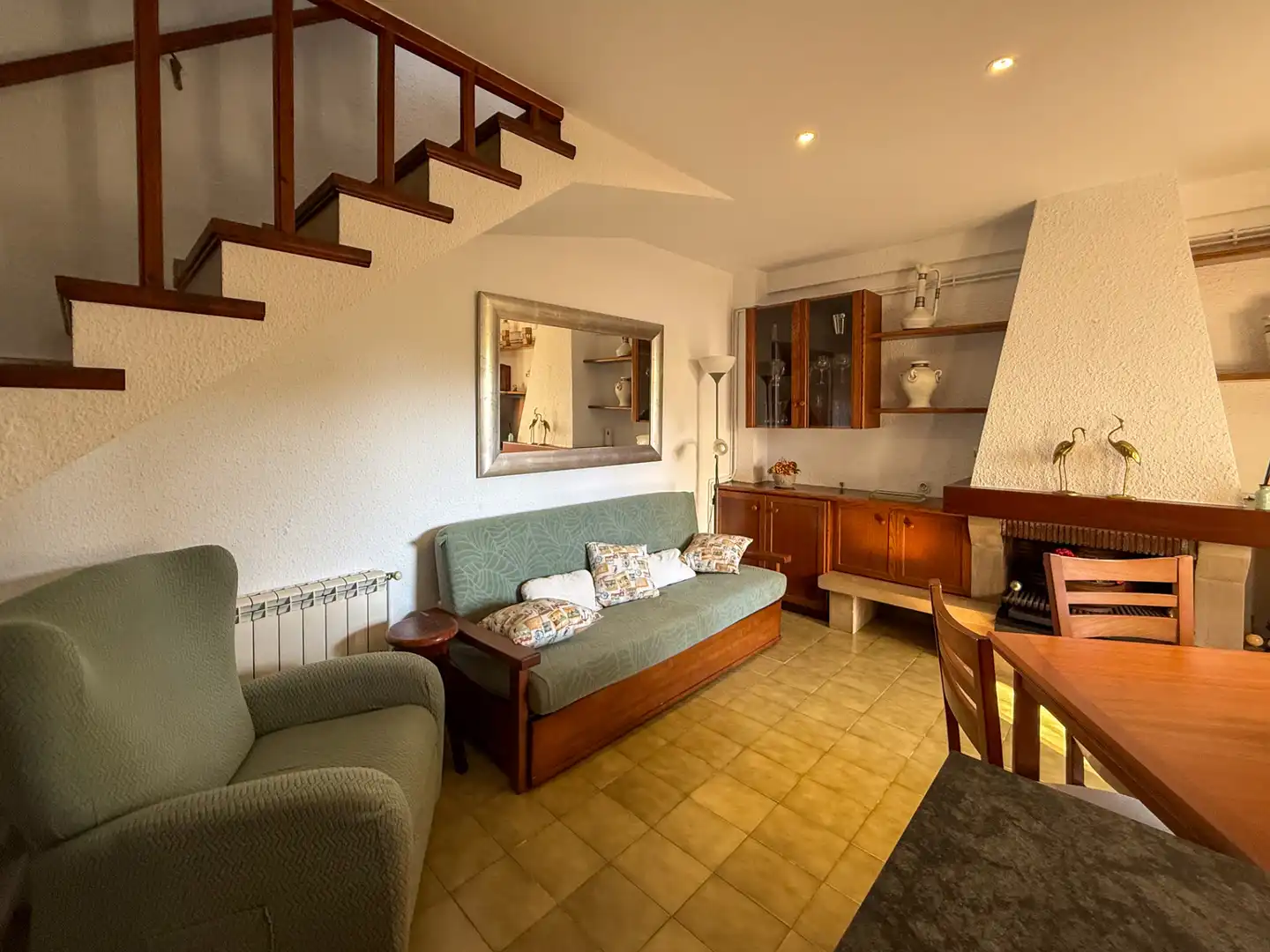 Wohnzimmer von Einfamilien-Reihenhaus zum Verkauf in Sant Feliu de Guíxols mit Klimaanlage, Heizung und Privatgarten