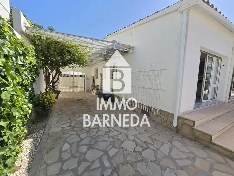 Vista exterior de Casa o xalet en venda en Empuriabrava amb Aire condicionat, Calefacció i Jardí privat