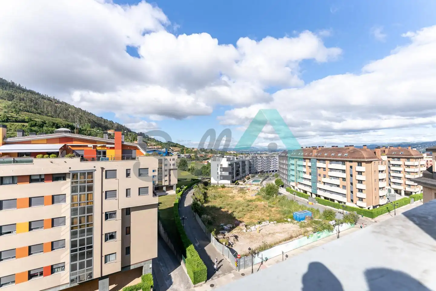 Außenansicht von Maisonette zum Verkauf in Oviedo  mit Heizung, Terrasse und Abstellraum
