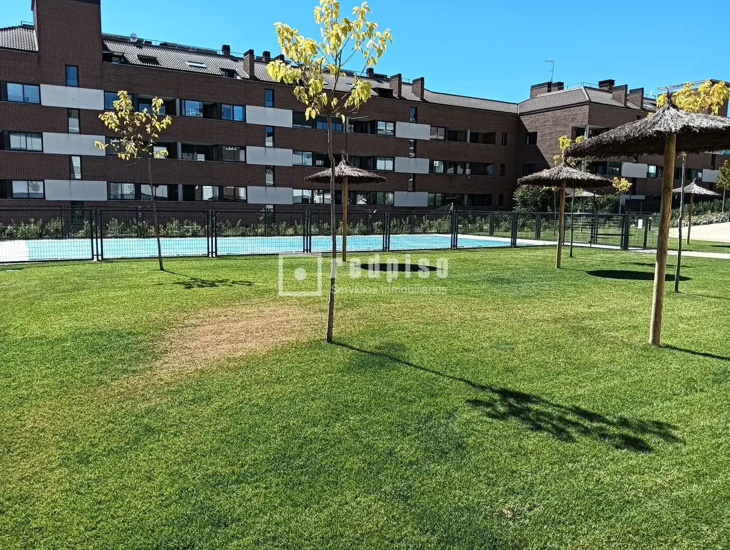 Aparcament de Estudi en venda en Colmenar Viejo amb Jardí privat, Terrassa i Piscina