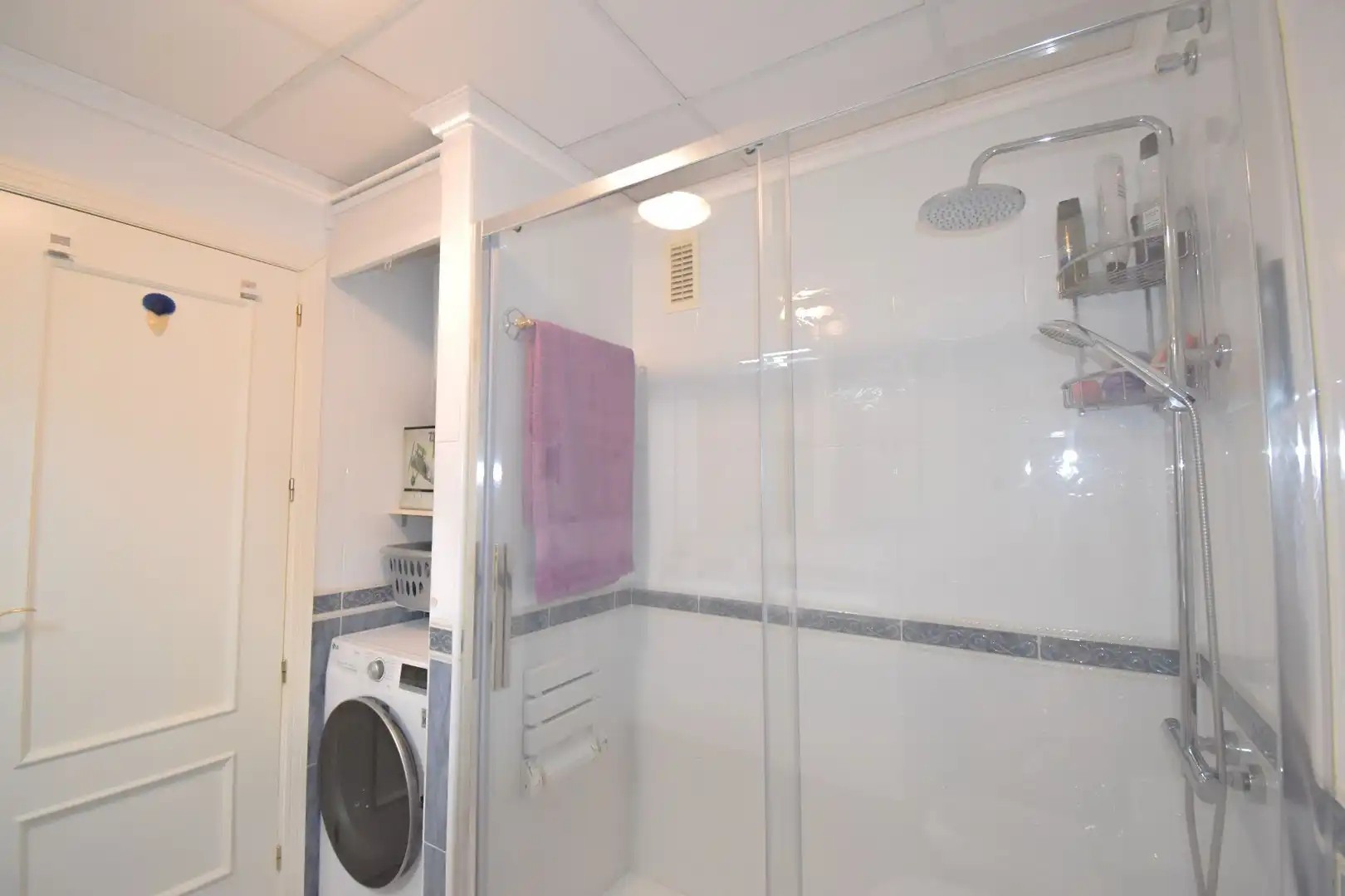 Baño de Apartamento de alquiler en Santa Pola con Aire acondicionado, Calefacción y Terraza