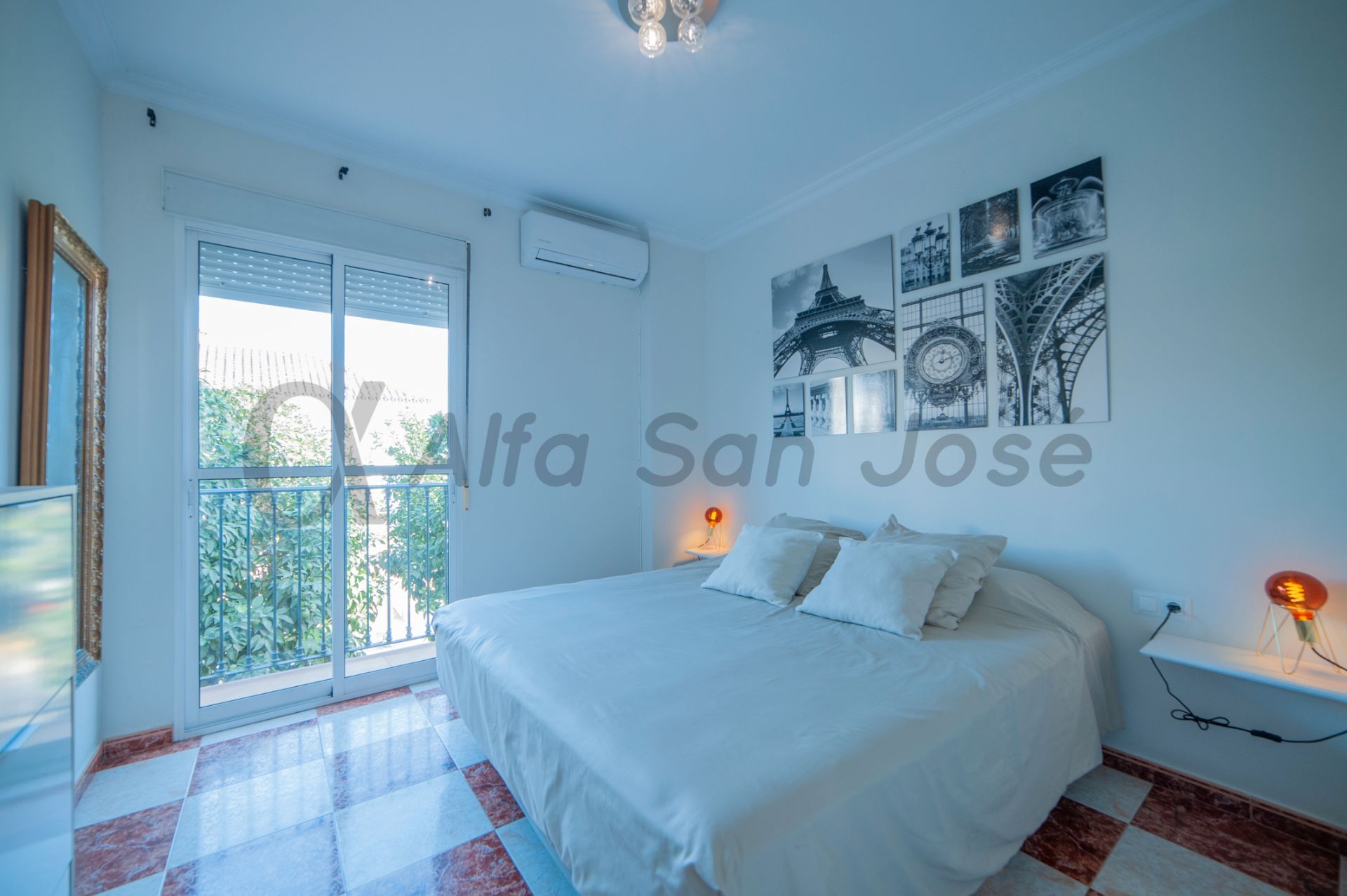 Dormitori de Casa adosada en venda en La Rinconada amb Aire condicionat, Terrassa i Moblat