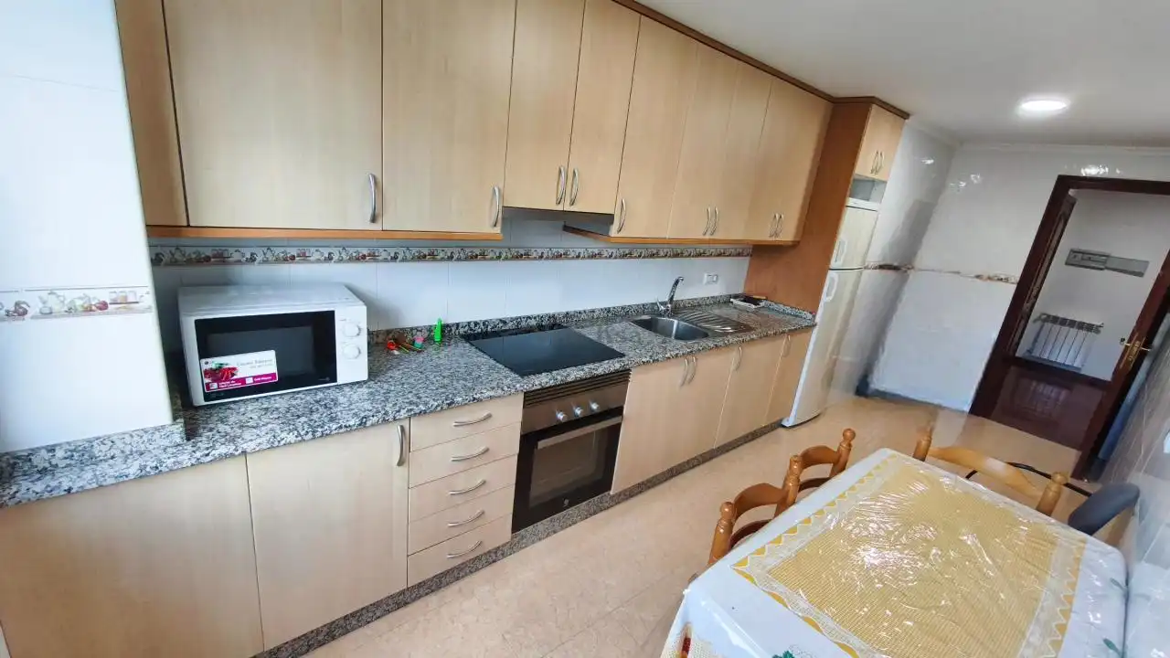 Cuina de Pis de lloguer en Ourense Capital  amb Calefacció, Parquet i Terrassa