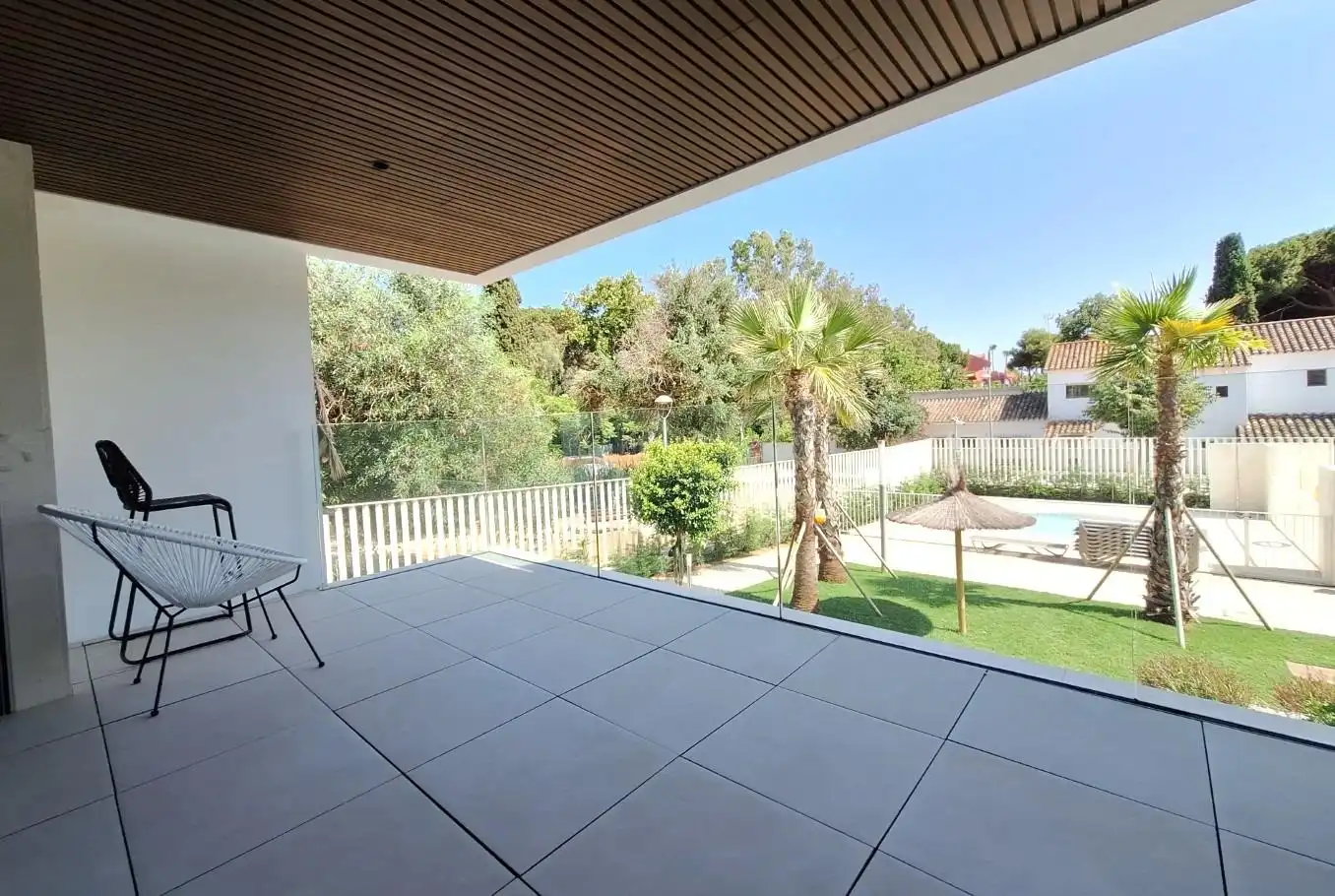 Terrasse von Wohnung zum Verkauf in Marbella mit Klimaanlage, Heizung und Privatgarten