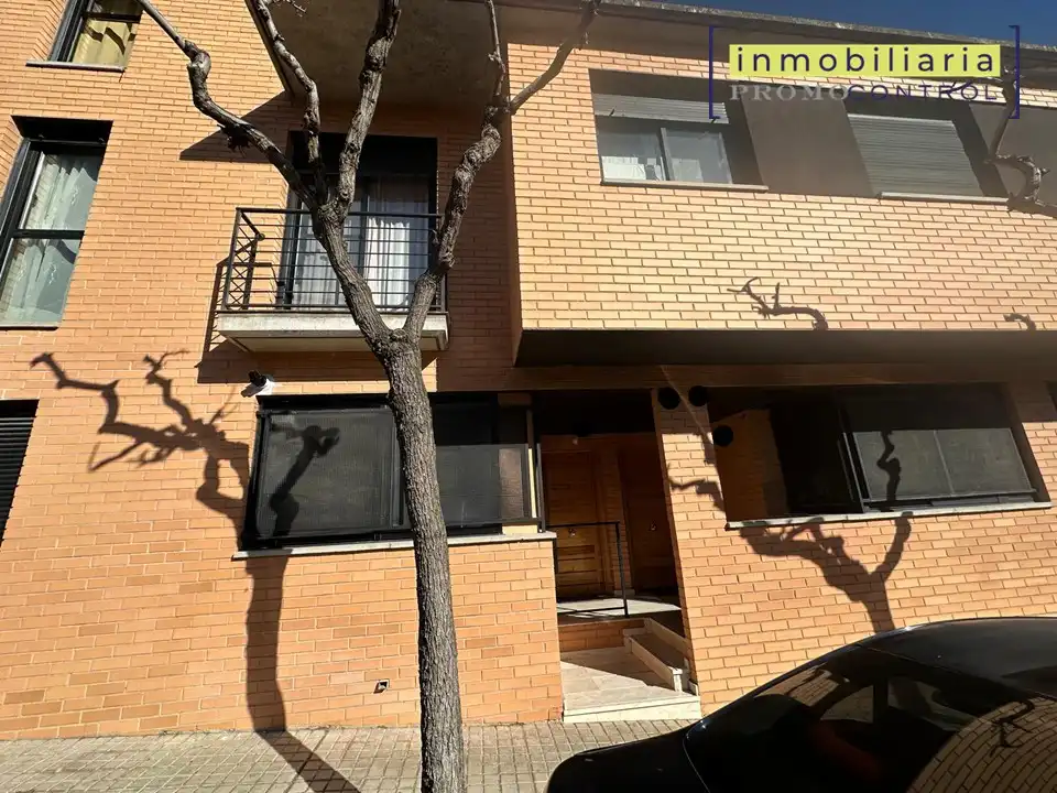 Vista exterior de Casa adosada en venda en Zuera amb Calefacció, Jardí privat i Terrassa