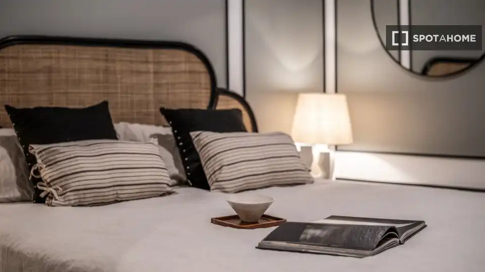 Dormitori de Apartament per a compartir en Madrid amb Aire condicionat, Terrassa i Moblat