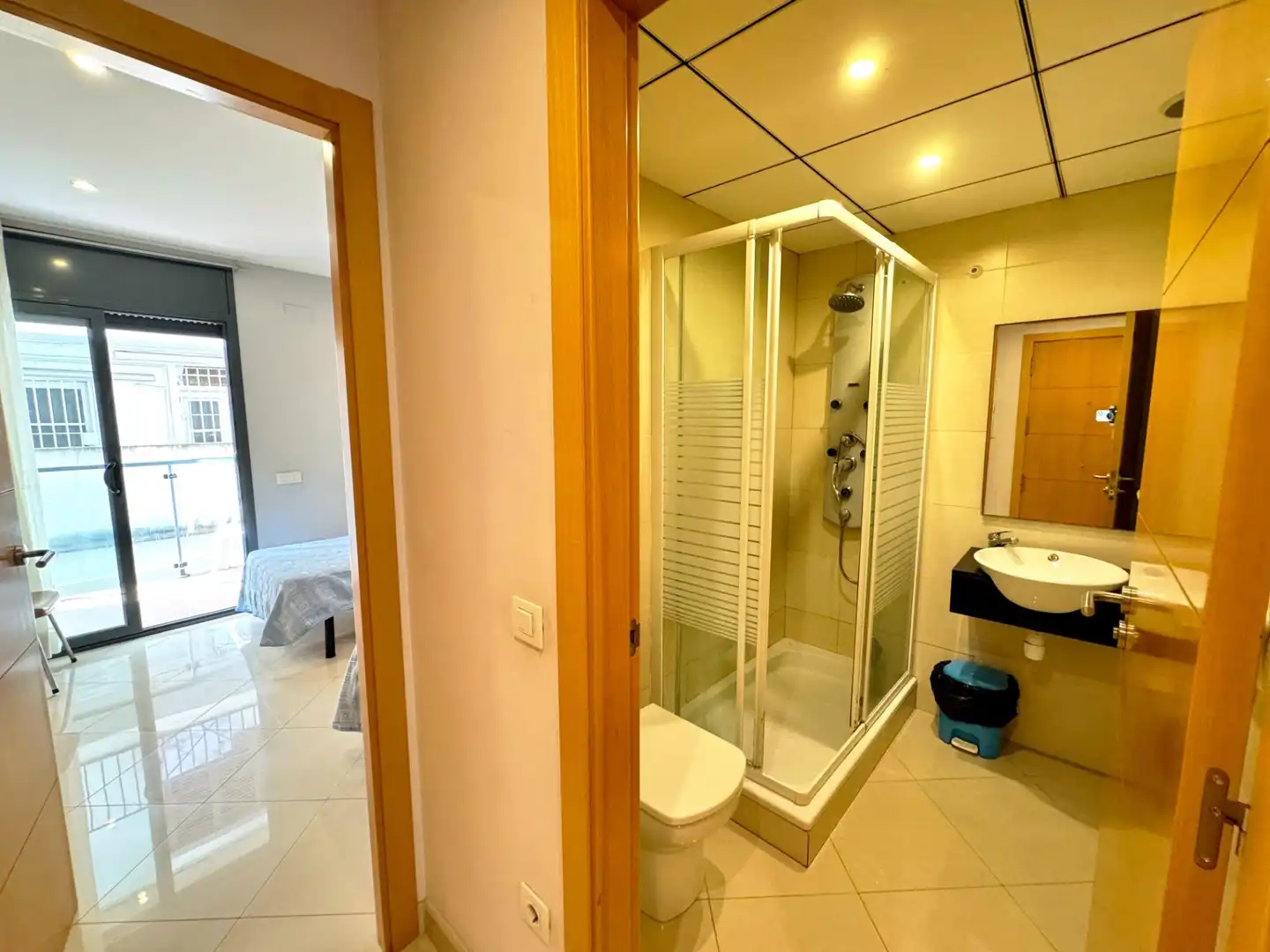 Badezimmer von Wohnung zum Verkauf in Sitges mit Klimaanlage, Heizung und Balkon