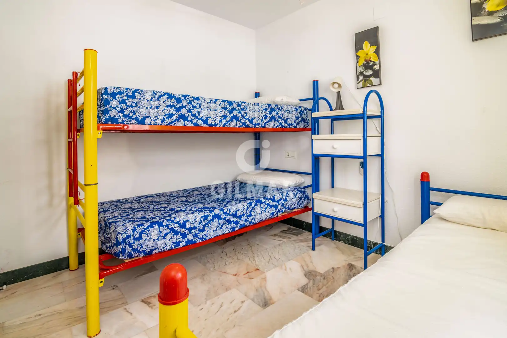 Schlafzimmer von Einfamilien-Reihenhaus zum Verkauf in Manilva mit Heizung, Privatgarten und Schwimmbad