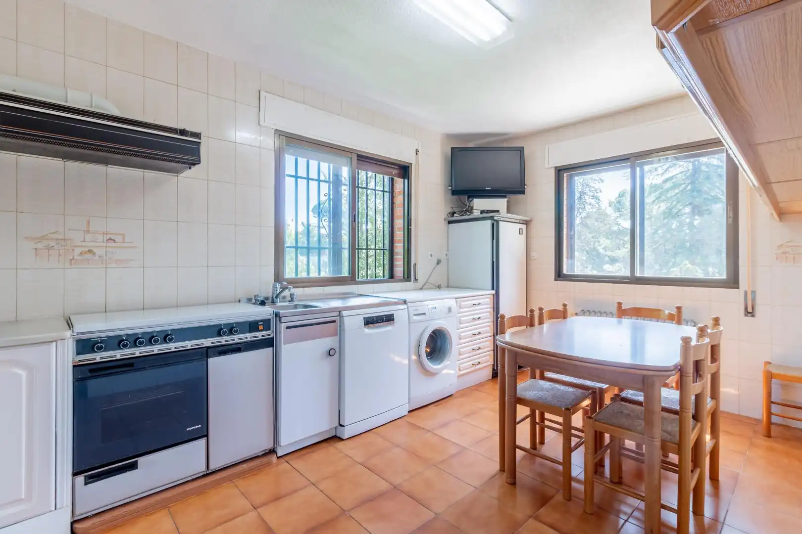 Cuina de Casa o xalet en venda en Las Rozas de Madrid amb Calefacció, Jardí privat i Parquet