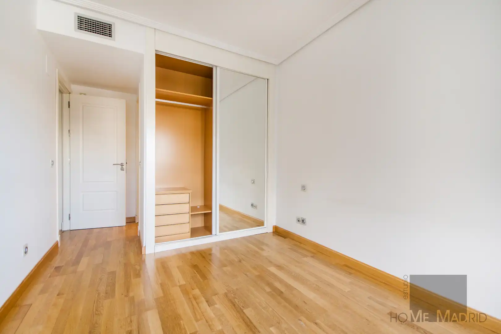 Bedroom of Flat for sale in Madrid  with Air Conditioner, Heating and Storage room