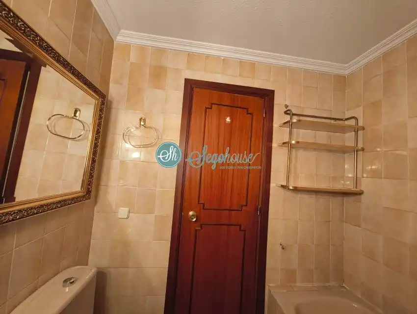 Badezimmer von Wohnung zum Verkauf in Segovia mit Heizung, Parkett und Terrasse
