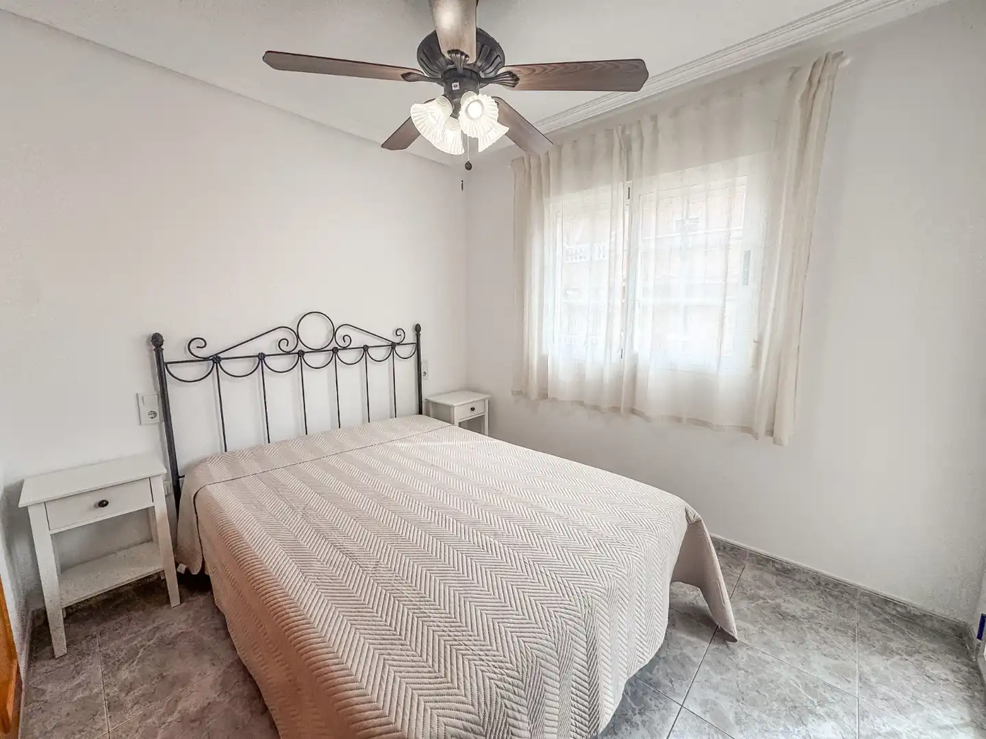 Habitación de Apartamento de alquiler en Santa Pola con Terraza, Piscina y Amueblado