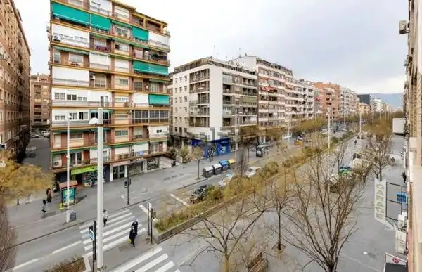 Außenansicht von Wohnung zur Miete in Granada mit Heizung, Möbliert und Ofen