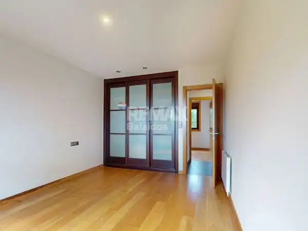 Dormitori de Casa o xalet en venda en Vigo  amb Calefacció, Jardí privat i Terrassa