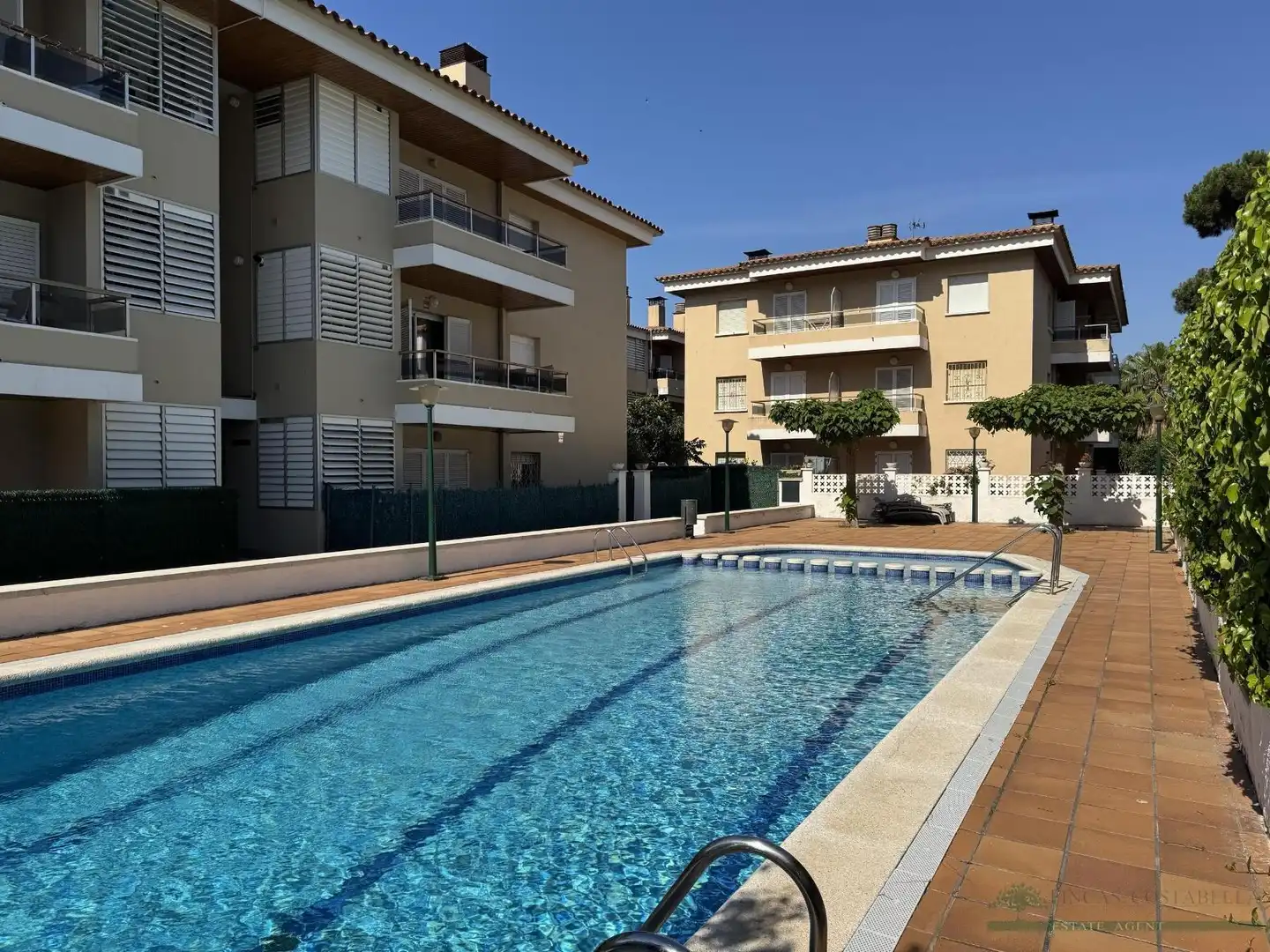 Schwimmbecken von Wohnungen zum Verkauf in Castell d'Aro, Platja d'Aro i s'Agaró mit Terrasse, Alarm und Gemeinschaftspool