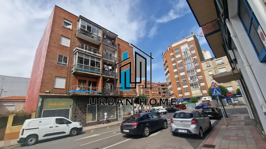 Vista exterior de Pis en venda en León Capital  amb Calefacció, Terrassa i Traster