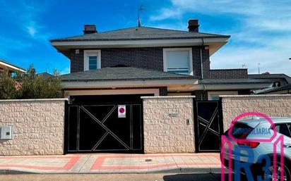 Vista exterior de Casa o xalet en venda en León Capital  amb Calefacció