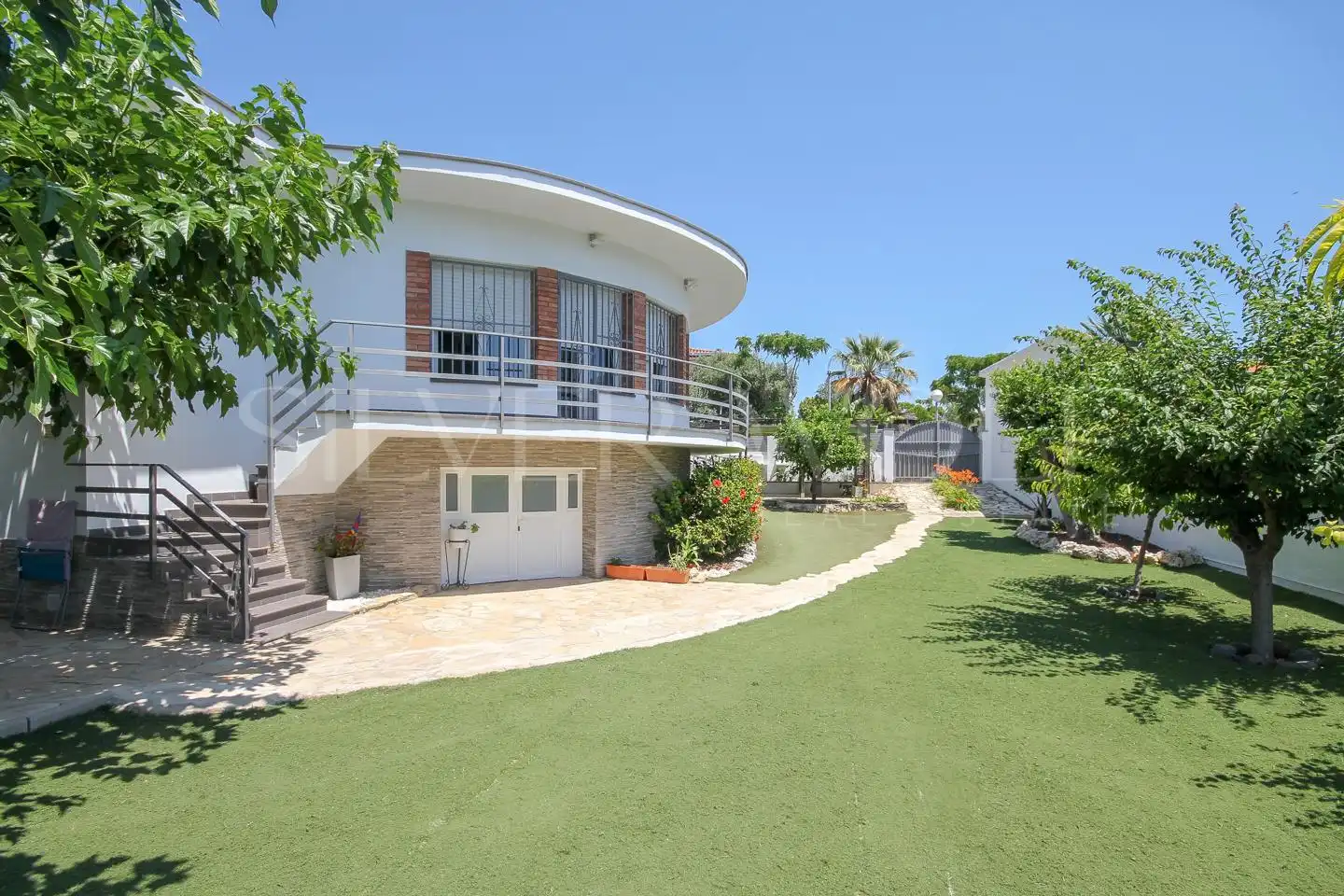 Vista exterior de Casa o chalet en venta en Vilanova i la Geltrú con Aire acondicionado, Calefacción y Jardín privado