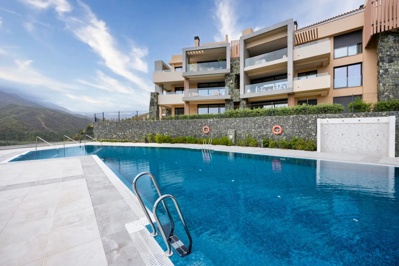 Apartament amb piscina en venda a Benahavís pueblo, imagen 2