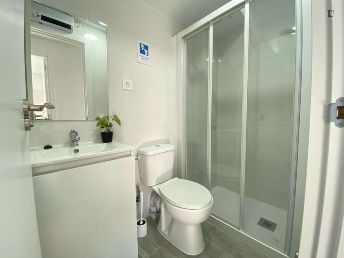 Bathroom of Apartment to share in  Madrid Capital  with Heating, Furnished and Washing machine