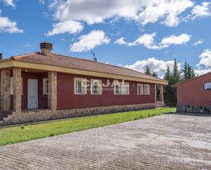 Vista exterior de Casa o xalet en venda en Fresno de Cantespino amb Calefacció i Piscina