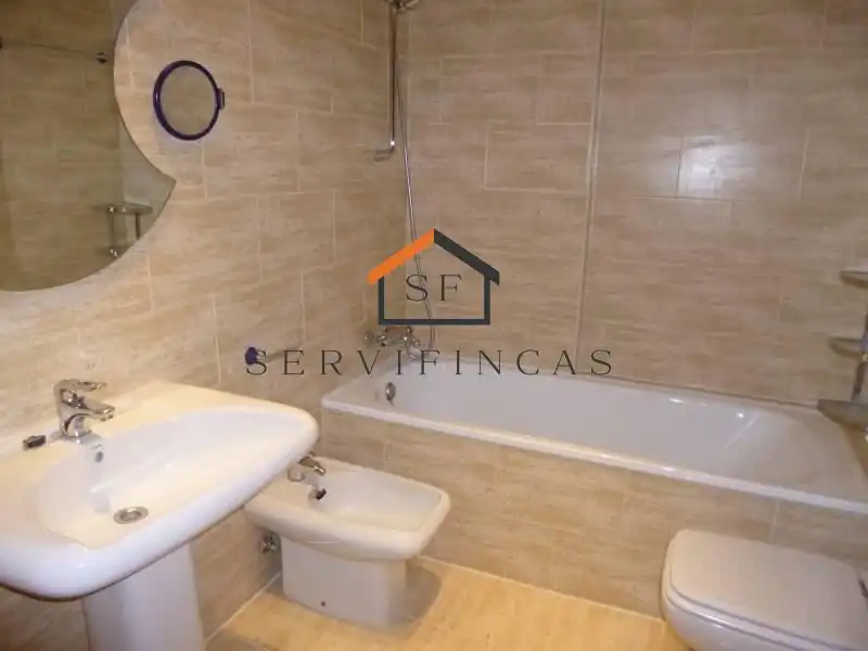 Bany de Apartament de lloguer en Madrid amb Calefacció, Parquet i Piscina comunitària