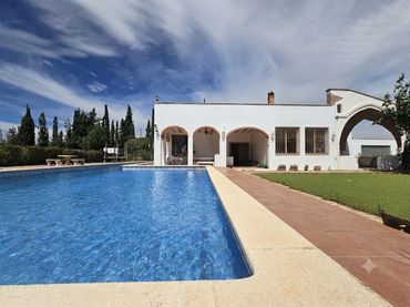 Maison rustique avec piscine à vendre à Montbrió del Camp