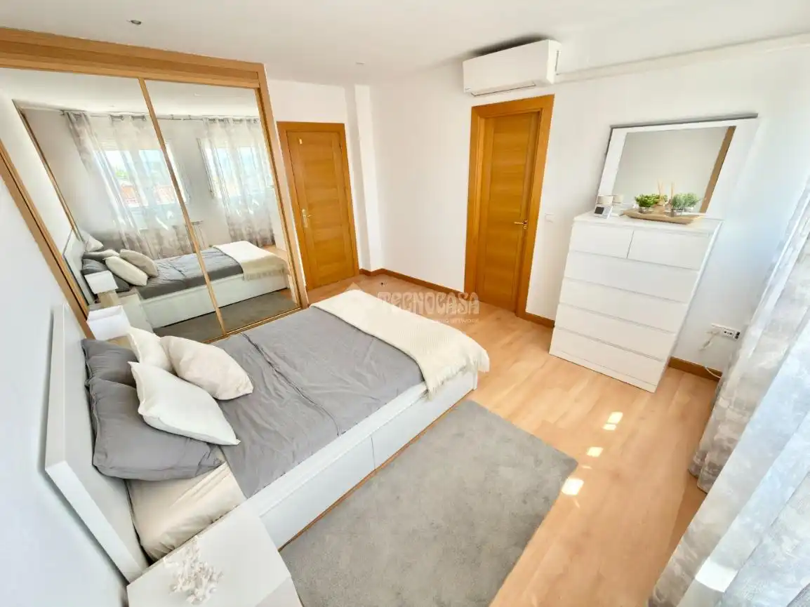 Habitación de Casa adosada en venta en Cabanillas del Campo con Calefacción, Parquet y Trastero