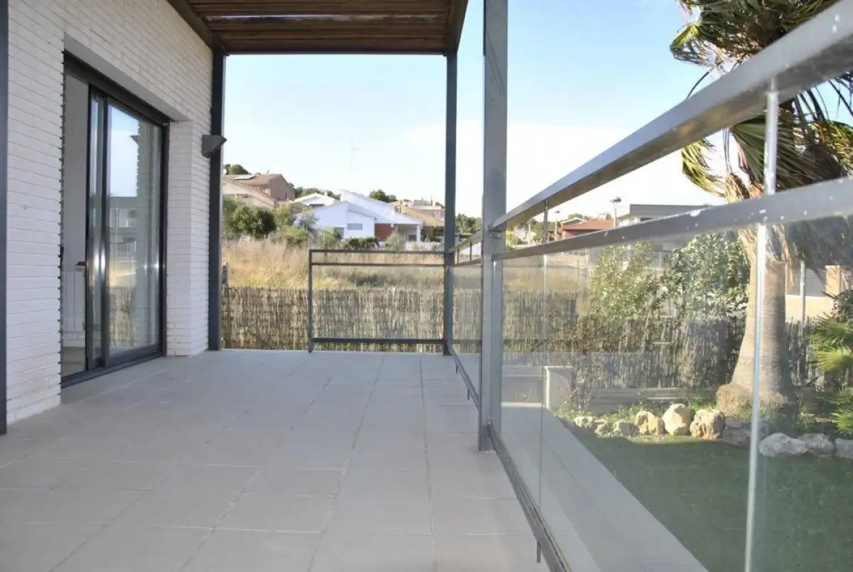 Terrassa de Casa o xalet en venda en Cunit amb Calefacció, Jardí privat i Parquet